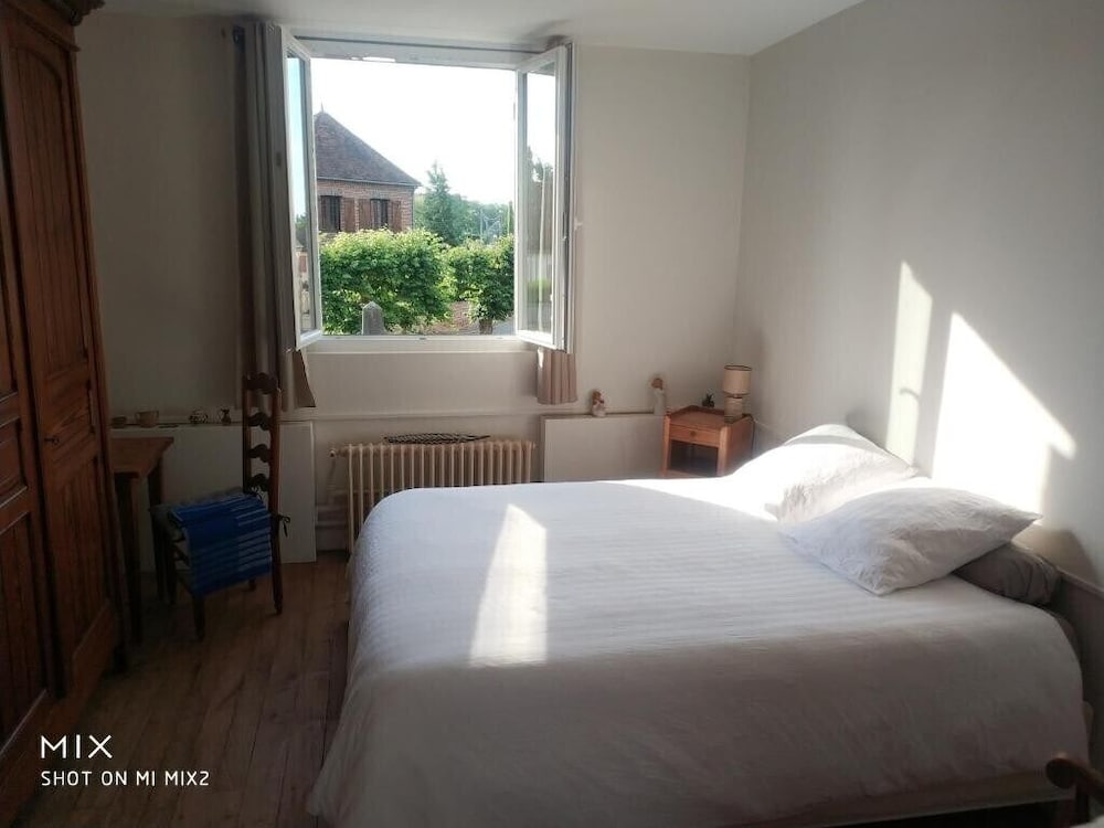 Double Room, Shared Bathroom (Chambre Blanche) photo 3