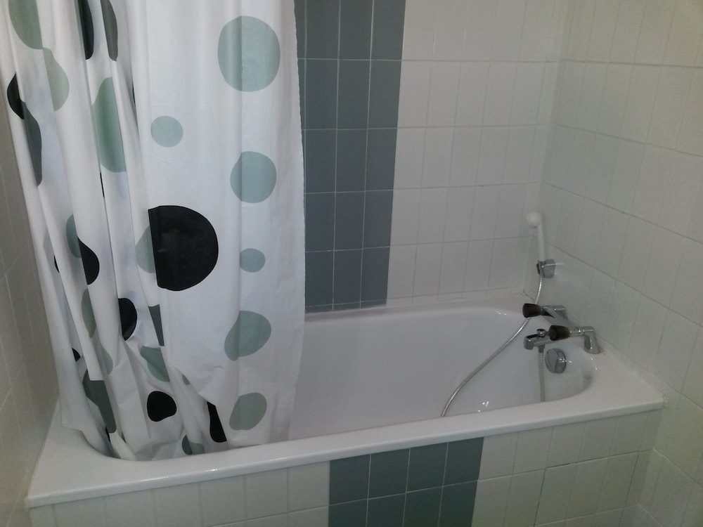 Standard Twin Room, Ensuite (Twin) photo 3