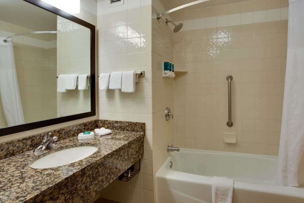 Suite, 1 King Bed with Sofa bed, Accessible, Refrigerator & Microwave (2 Rooms, Tub) - Photo 5