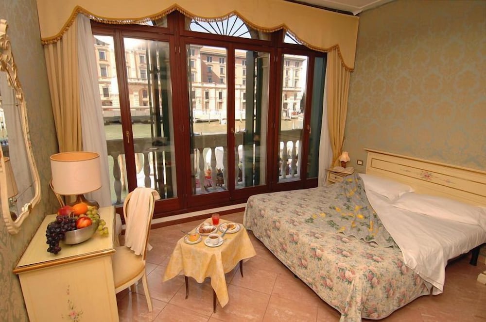 Standard Double or Twin Room, Canal View photo 3