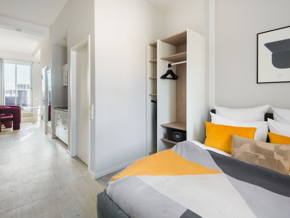 Large Studio, Kitchenette, Balcony - Photo 8