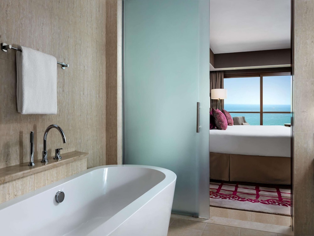 Deluxe Room, 1 King Bed, Sea View photo 1
