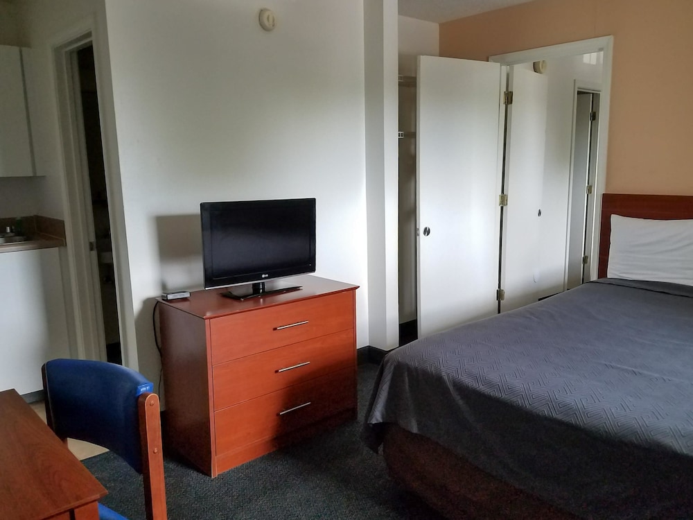 Standard Room, 1 Queen Bed, Non Smoking - Photo 6