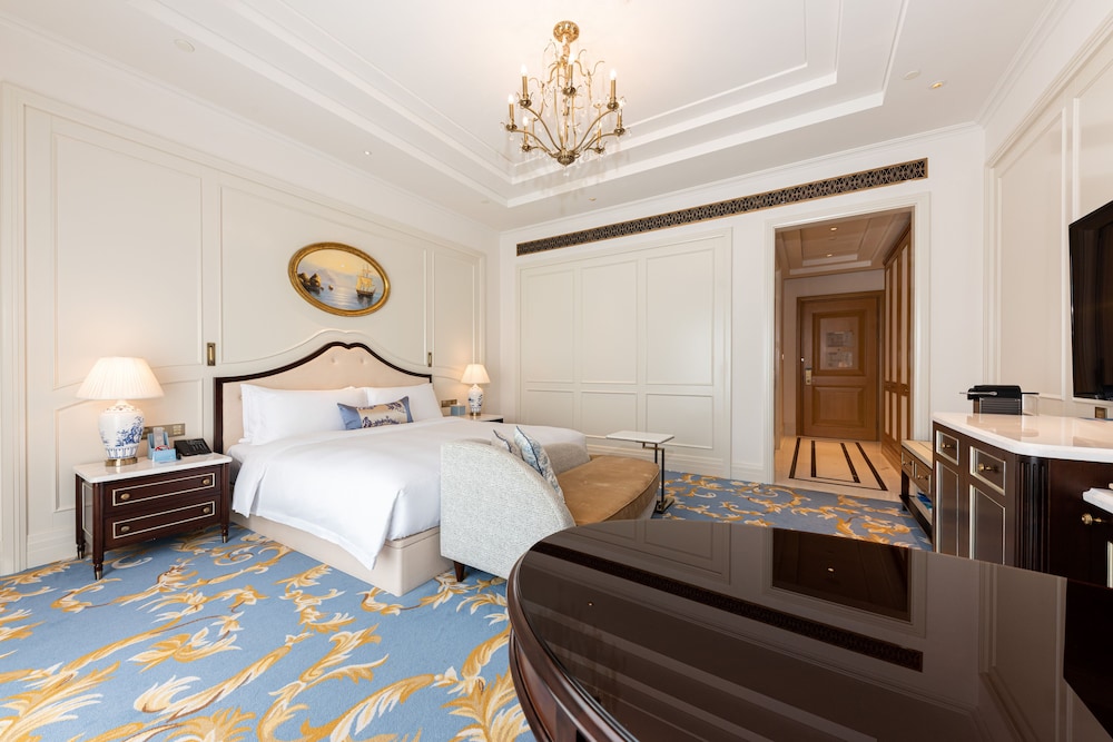Deluxe Room, 1 King Bed photo 1