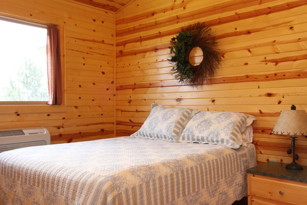 Premium Cabin, 2 Bedrooms, Lake View (No Pets, Linens Incl) photo 2
