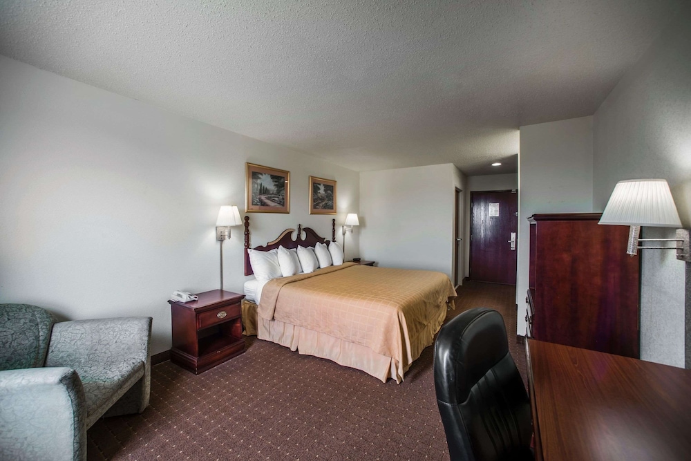 Standard Room, 1 King Bed, Non Smoking photo 2