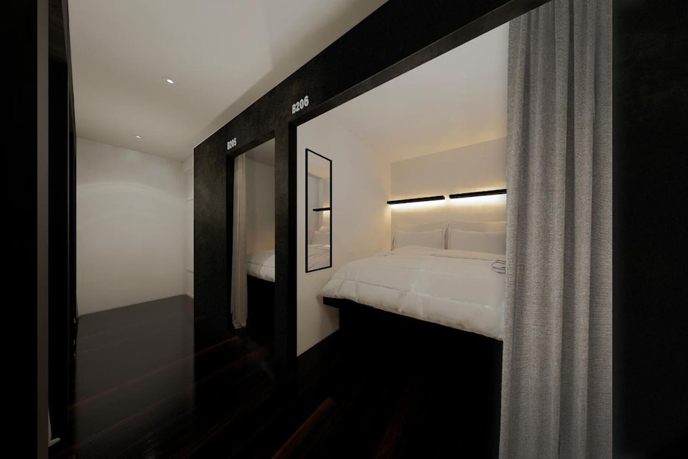 cabin double in shared dormitory room photo 1