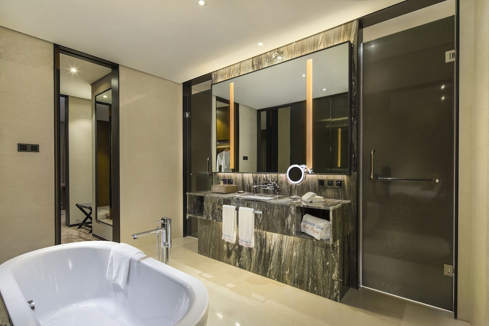 Deluxe Suite, 1 King Bed, Non Smoking photo 3