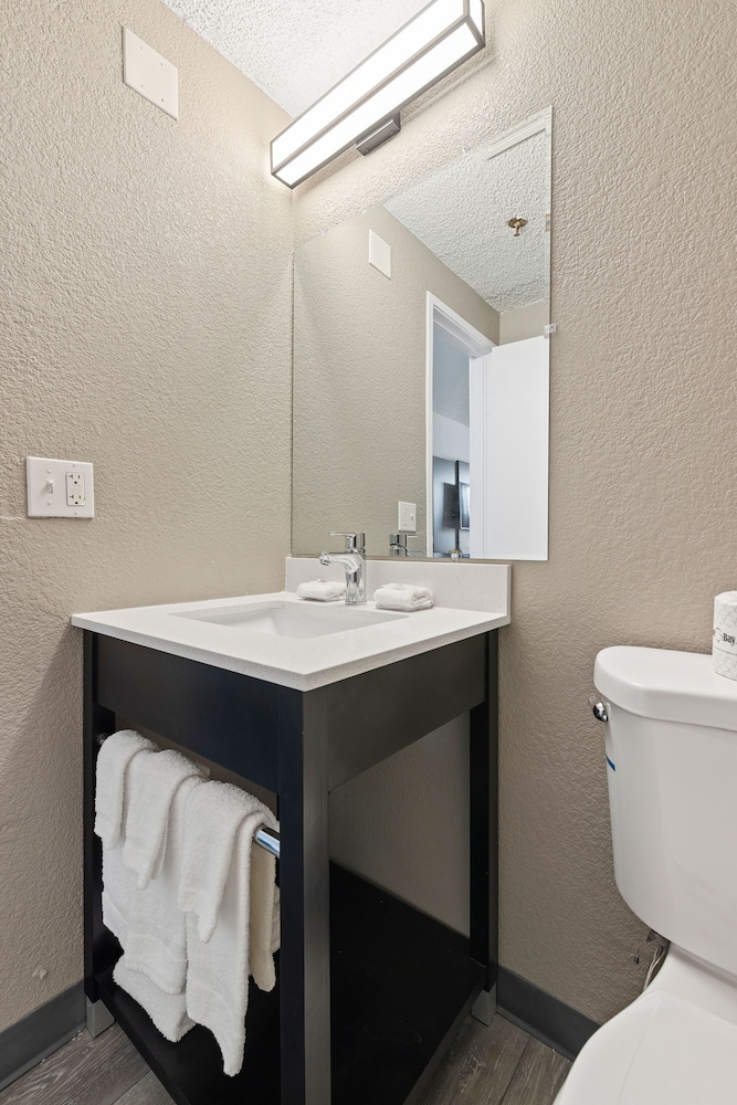 Standard Room, 1 King Bed, Non Smoking, Kitchenette - Photo 10