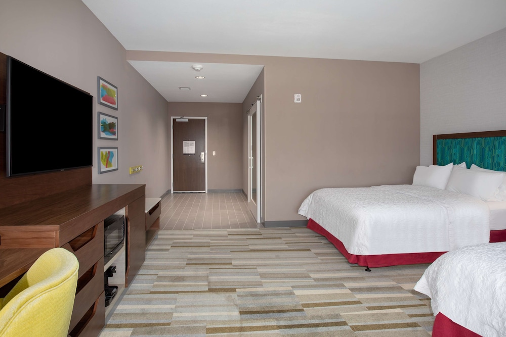 Room, 2 Queen Beds, Accessible, Bathtub - Photo 3