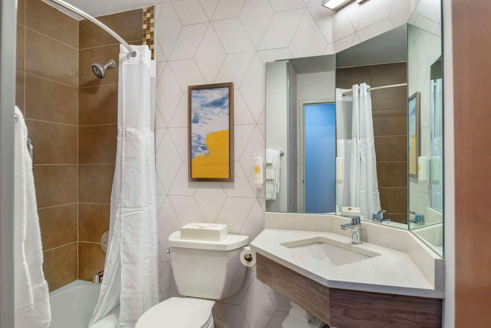 Room, 1 Queen Bed, Non Smoking, Jetted Tub (Upgrade) photo 3