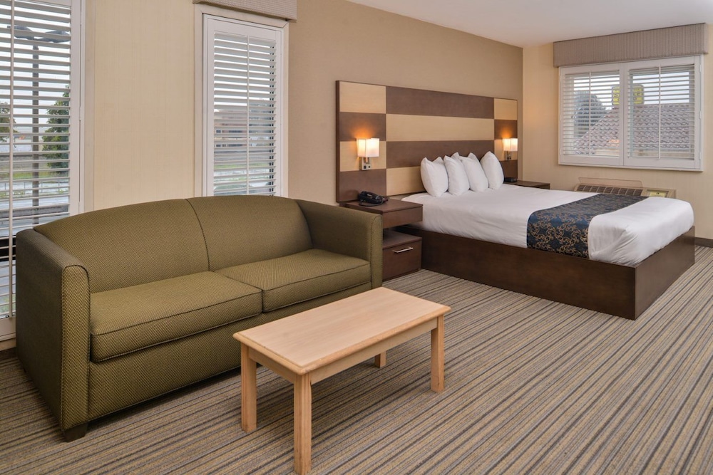 Suite, 1 King Bed, Non Smoking photo 3