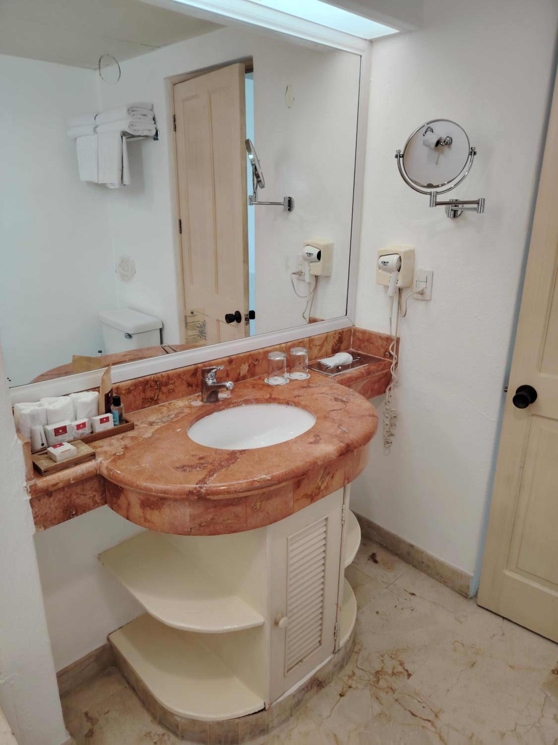 Deluxe Double Room with Balcony and Sea View thumbnail 6