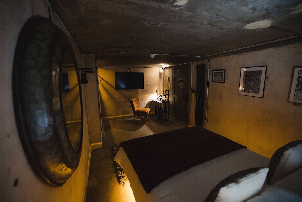 Economy Double Room, No Windows (The Bank Vault) - Photo 3