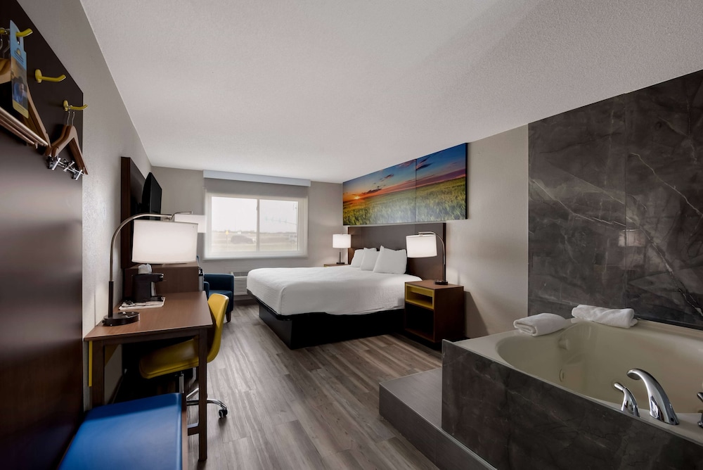 Studio Suite, 1 King Bed, Non Smoking - Photo 2