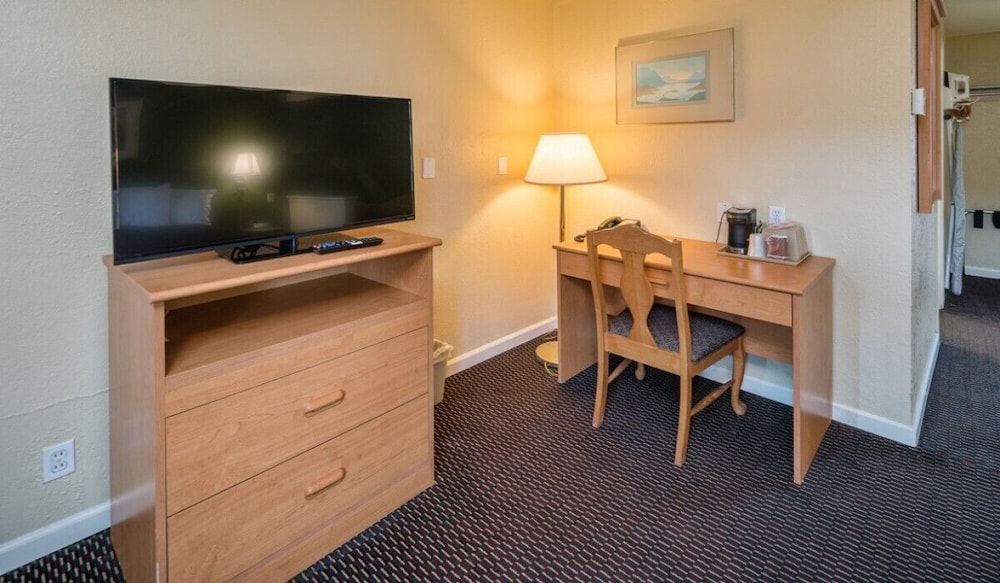 Suite, 1 King Bed - Photo 3
