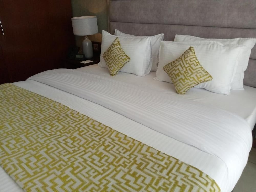 Deluxe Room, 1 King Bed, Non Smoking, Lake View photo 3