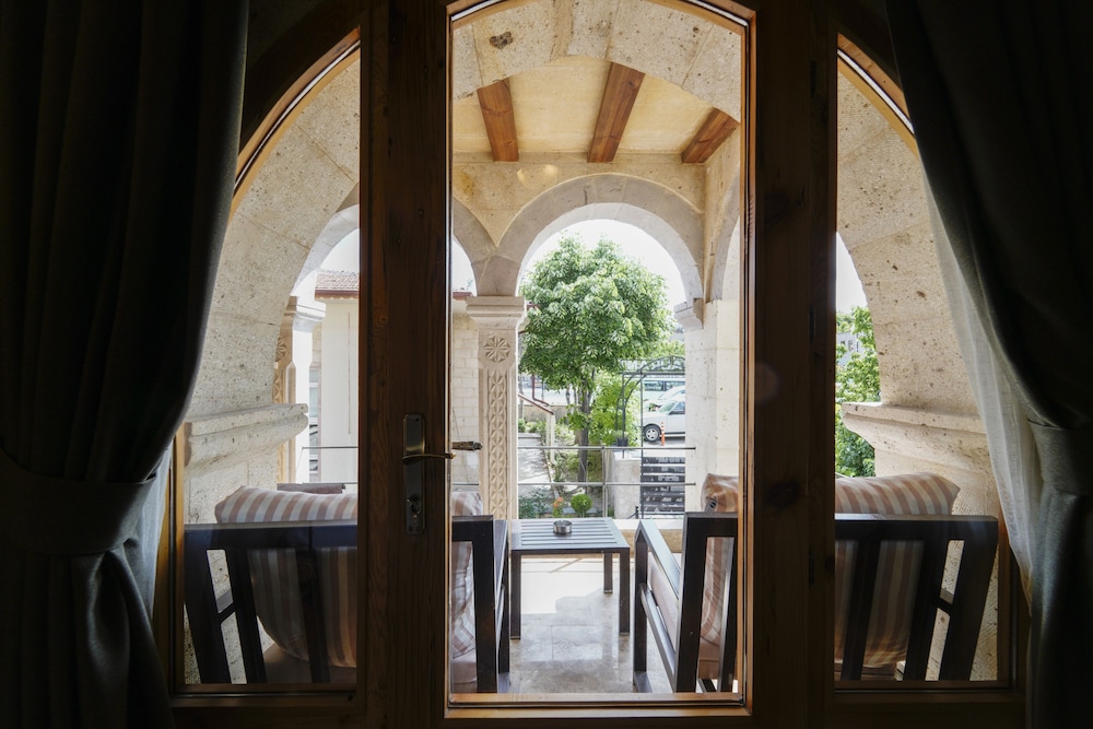 Stone Deluxe Room with Balcony - Photo 14