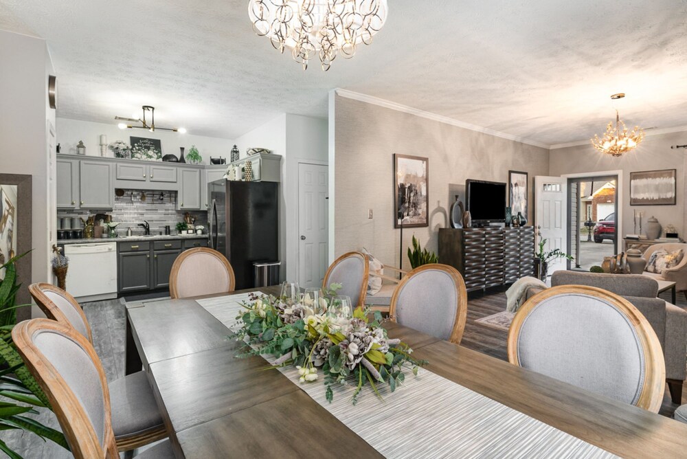 Stylish 2BR Townhome w Garage Patio Perfect for Stays or Assignments, Foto 5