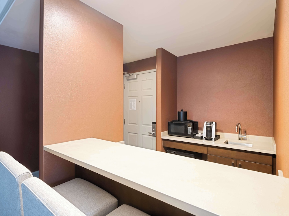 Junior Suite, 1 King Bed, Accessible, Bathtub (Mobility & Hearing) - Photo 4
