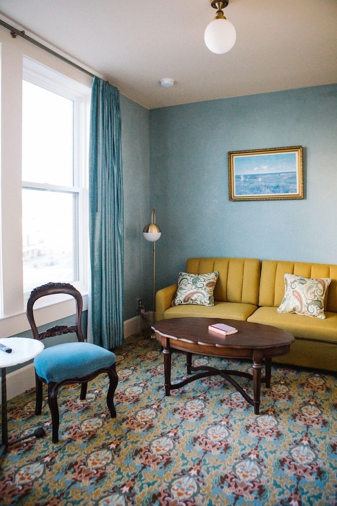 Suite, 1 King Bed - Photo 5
