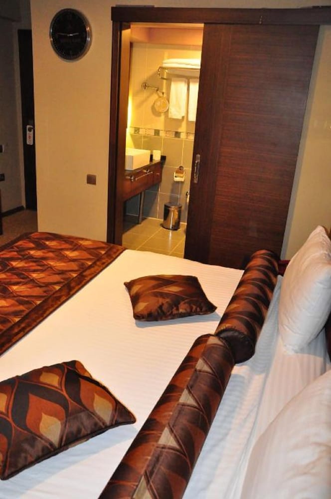 Double or Twin Room - Photo 9