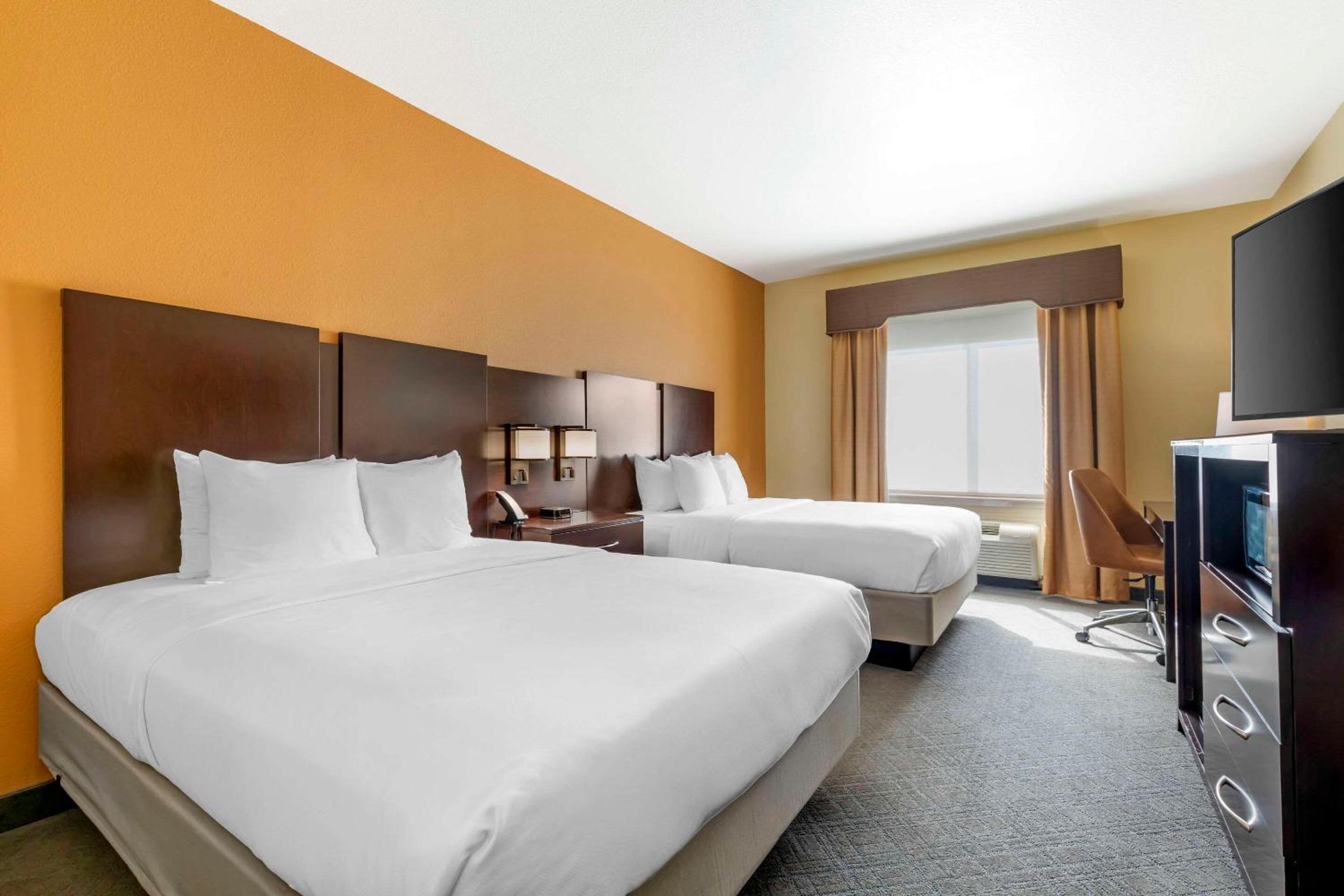 Queen Room with Two Queen Beds - Non-Smoking - Photo 1