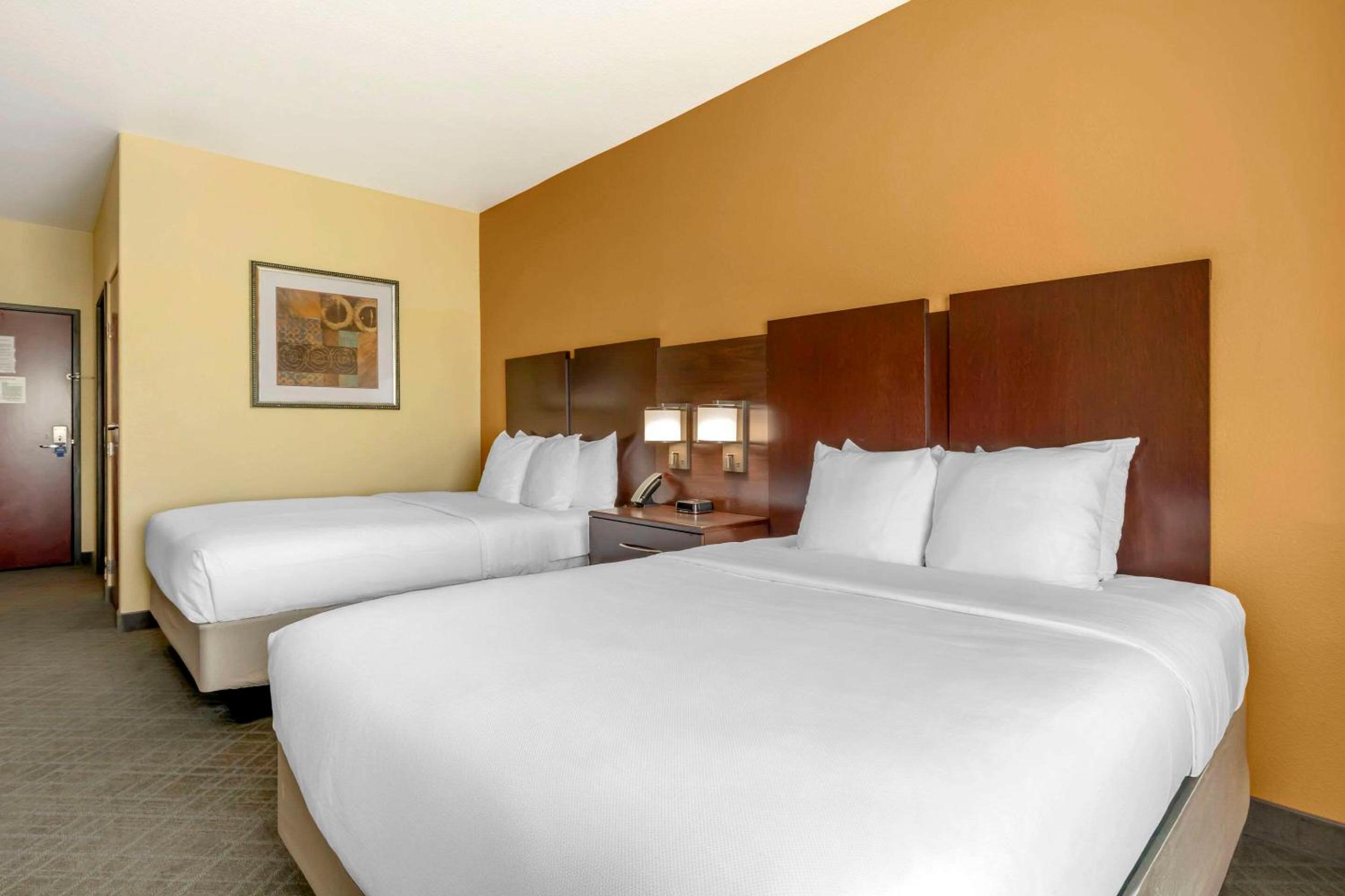 Queen Room with Two Queen Beds - Non-Smoking - Photo 4