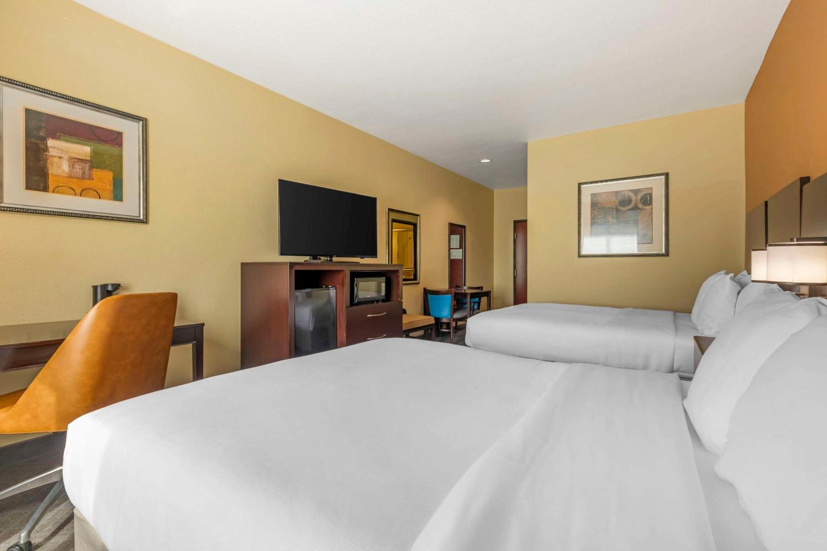 Queen Room with Two Queen Beds - Non-Smoking - Photo 3