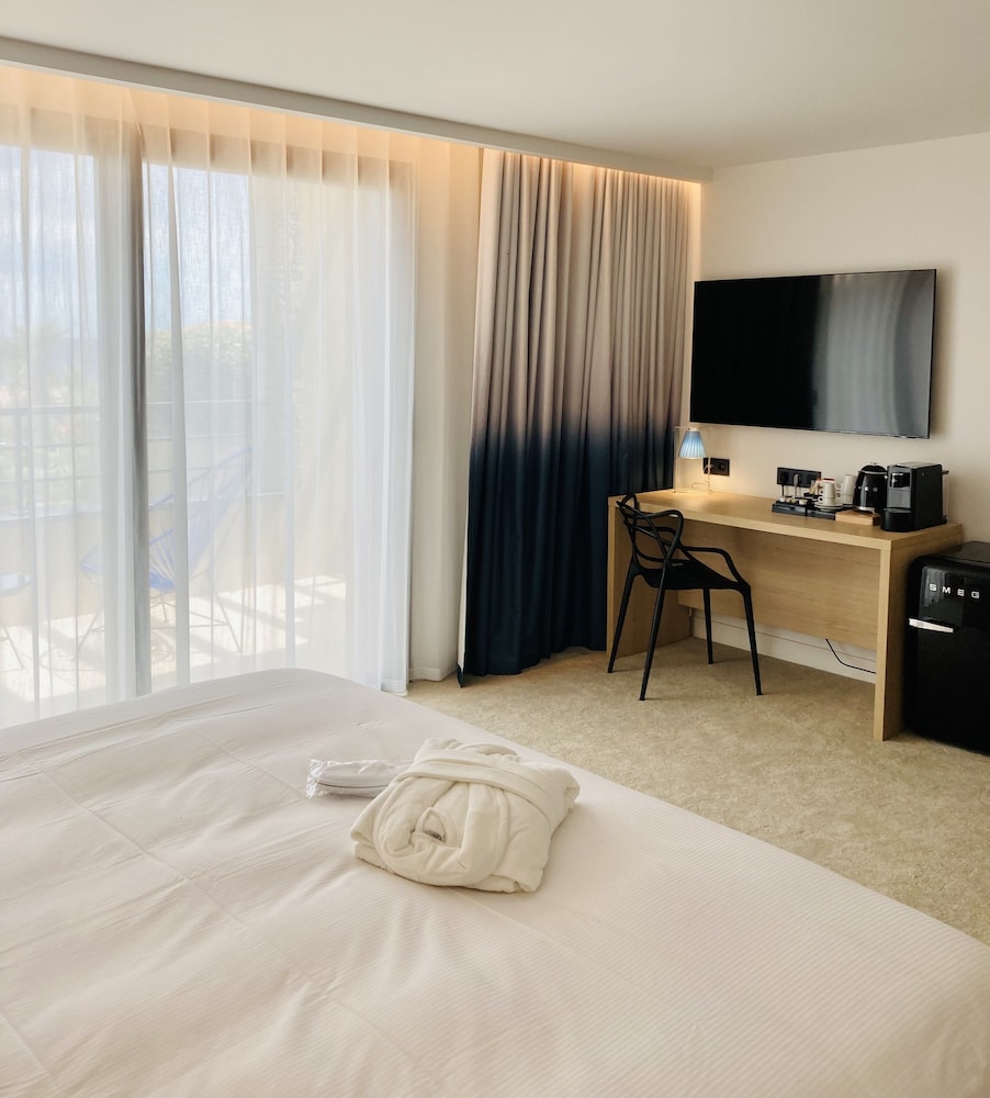 Deluxe Room, 1 King Bed, Sea View - Photo 10