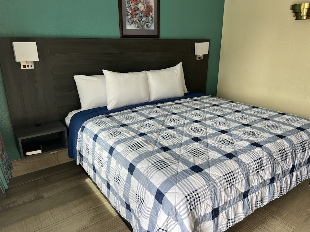 Deluxe Room, 1 King Bed, Non Smoking, Refrigerator & Microwave