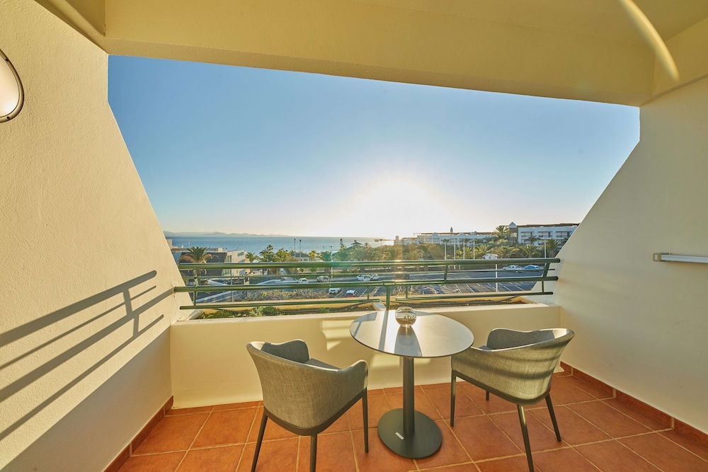 Family Room, Partial Ocean View (2 Adults + 1 child) photo 2