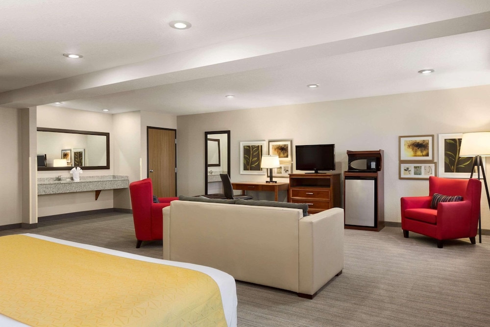Studio Suite, 1 King Bed, Non Smoking, Jetted Tub - Photo 1