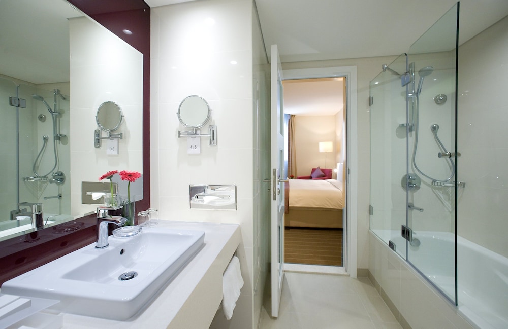 Suite, 1 King Bed (Walk-In Shower) photo 2