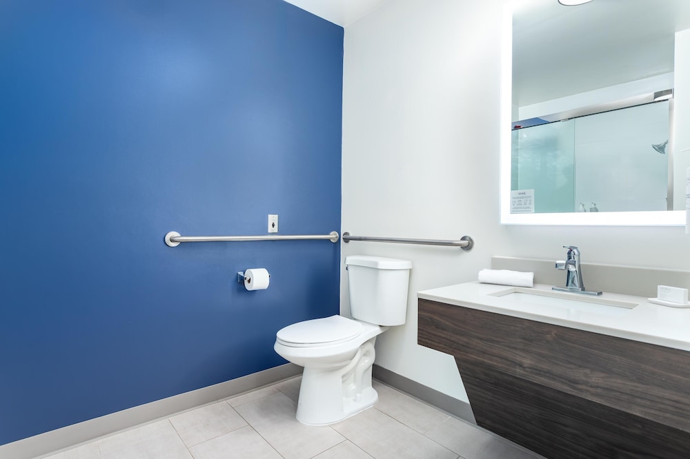 Room, 1 Queen Bed, Accessible (Mobility & Hearing, Roll-in Shower) - Photo 1