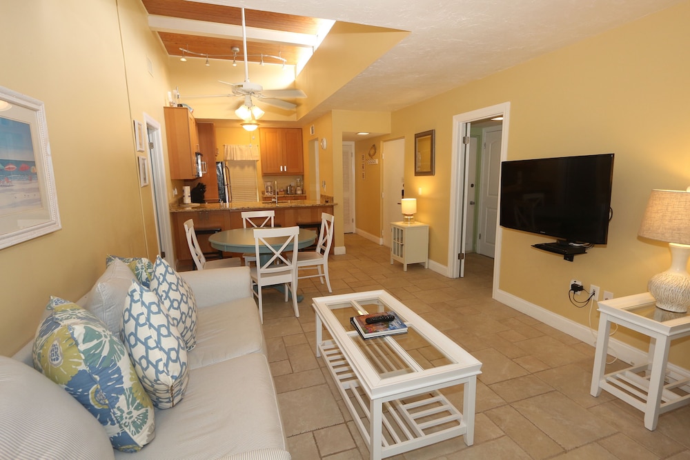 Deluxe Condo, 2 Bedrooms, 2 Bathrooms, Poolside