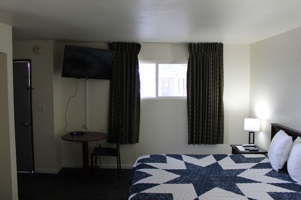 Single Room, 1 King Bed, Kitchenette photo 3