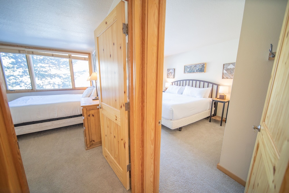 Signature Condo, 2 Bedrooms, Balcony, Mountain View (Pines 2167)