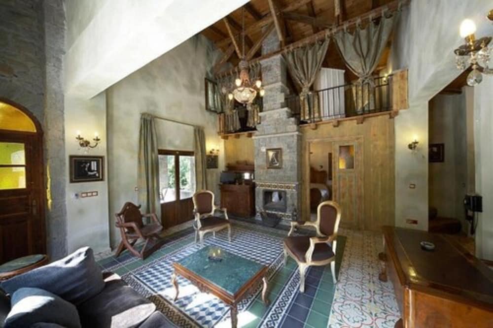 Exclusive Suite (With Fireplace and Hot Tub)