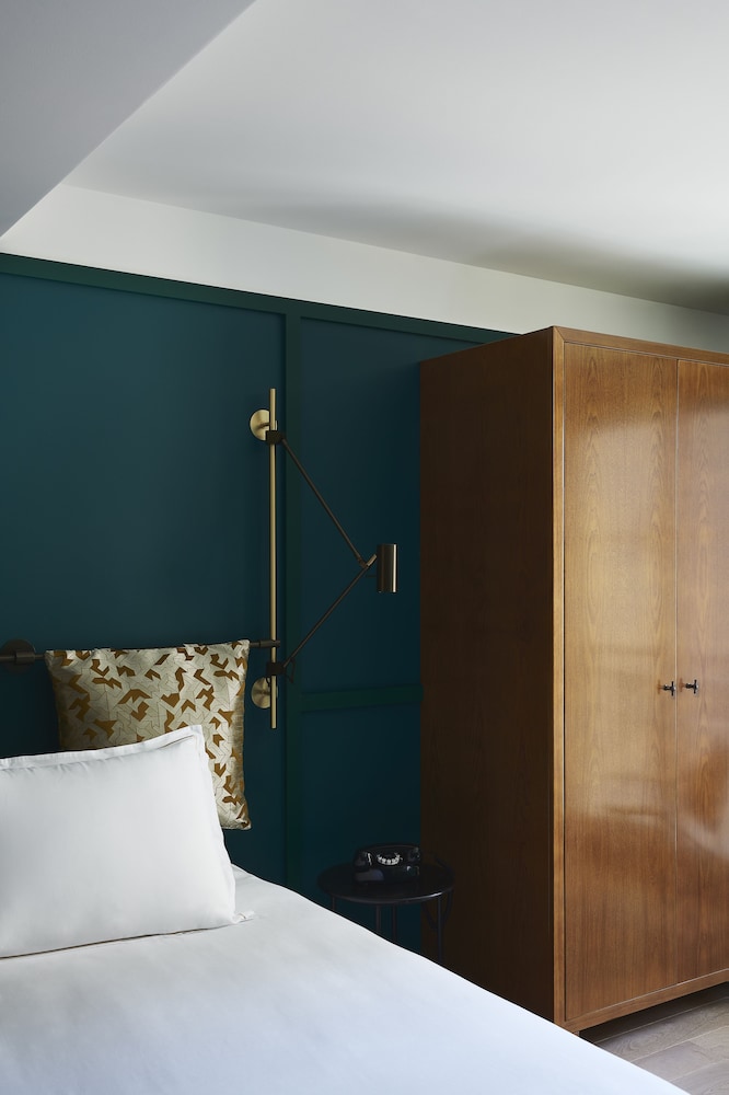 Deluxe Room, 1 King Bed, City View photo 2