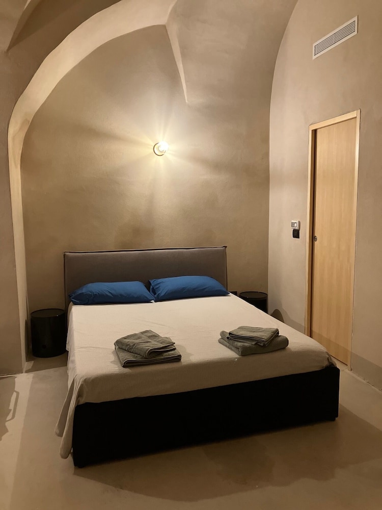 Design Double Room, 1 Queen Bed, Non Smoking, Private Bathroom