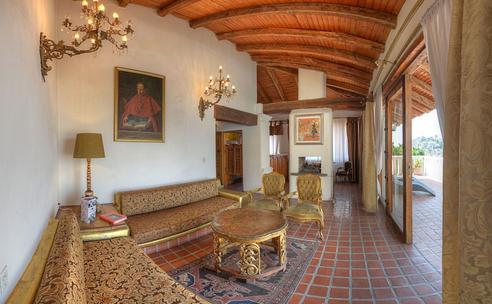 Superior Suite - Photo 15