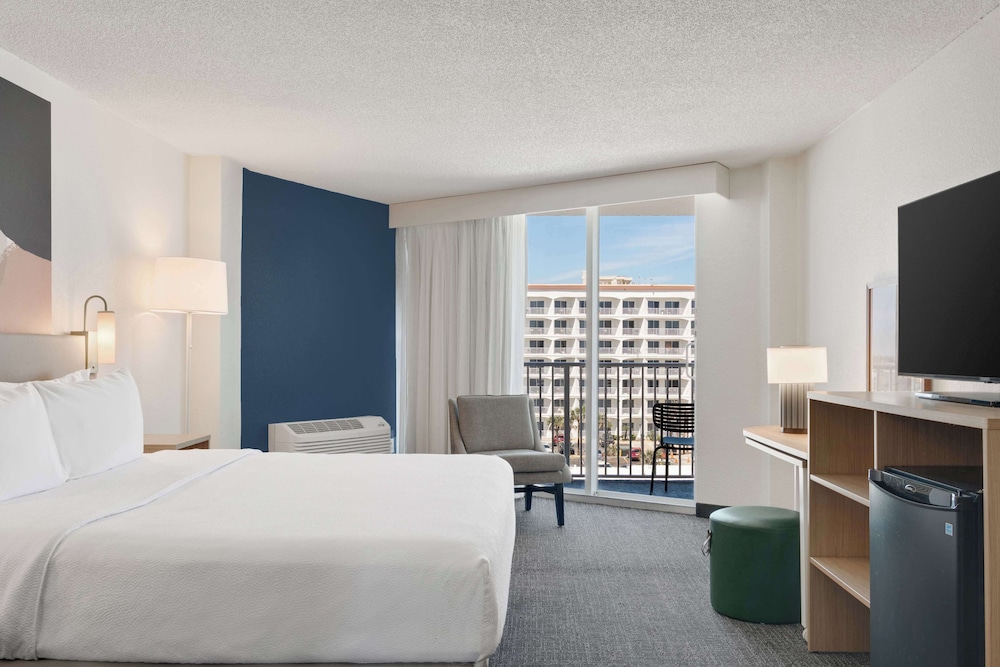 Room, 1 King Bed, Accessible (Mobility, Roll-In Shower) - Photo 4