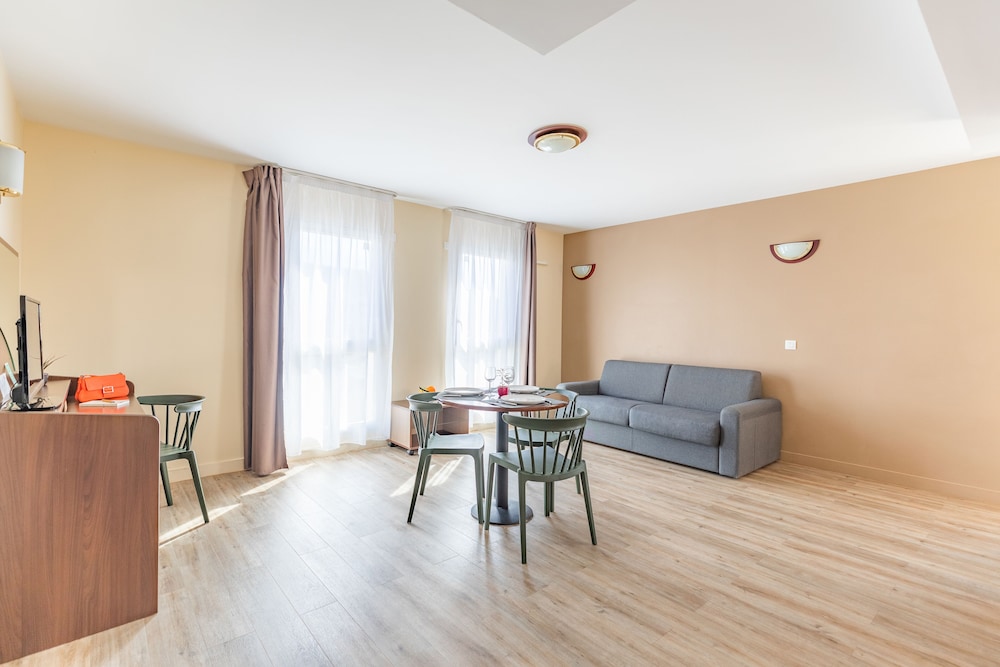 Apartment photo 2