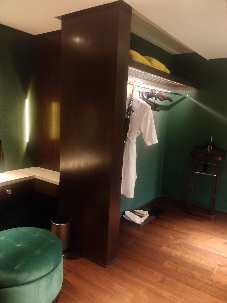 Deluxe Suite, Club lounge access, Suite, 1 King Bed, Lake view photo 3