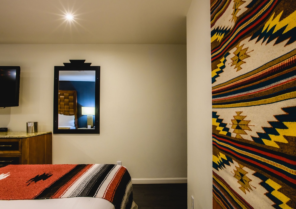 Standard Room, 2 Queen Beds (Double Queen Room) - Photo 10