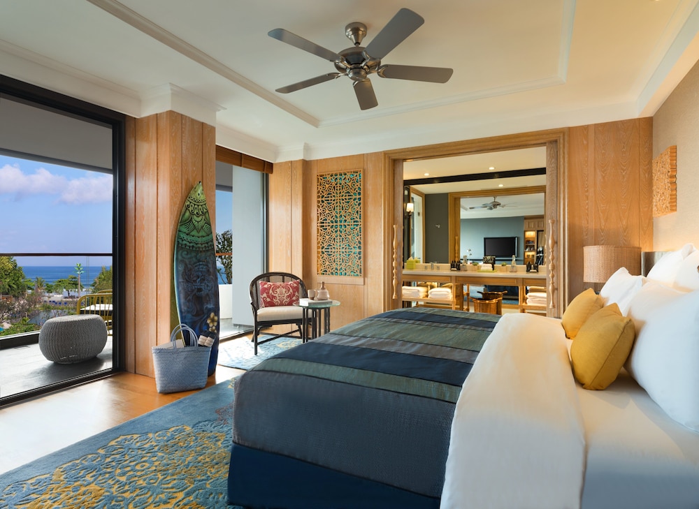 Suite, 1 King Bed, Partial Ocean View