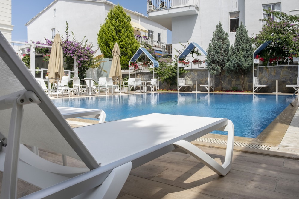 Deluxe Balkonlu Oda- Ek Yatakli - Photo 8