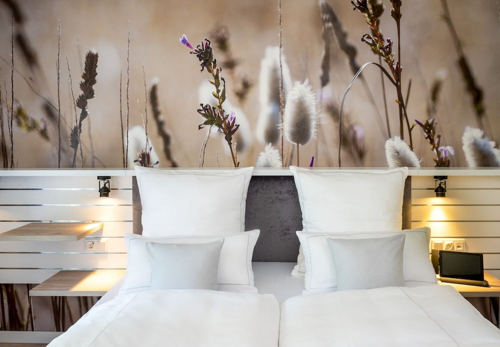 Deluxe Room, 1 King Bed with Sofa bed, Non Smoking, Air conditioning photo 2