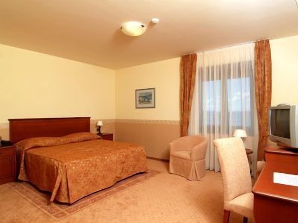 Comfort Double Room, 1 Queen Bed, Non Smoking, Partial Ocean View (with King Bed) photo 1